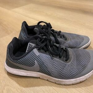 NIKE GRAY & BLACK ATHLETIC SHOES SIZE 7.5